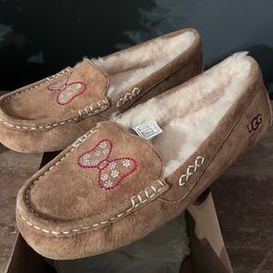 NWT Never worn Ugg Ansley slippers with MInnie Mouse Swarovski crystals.